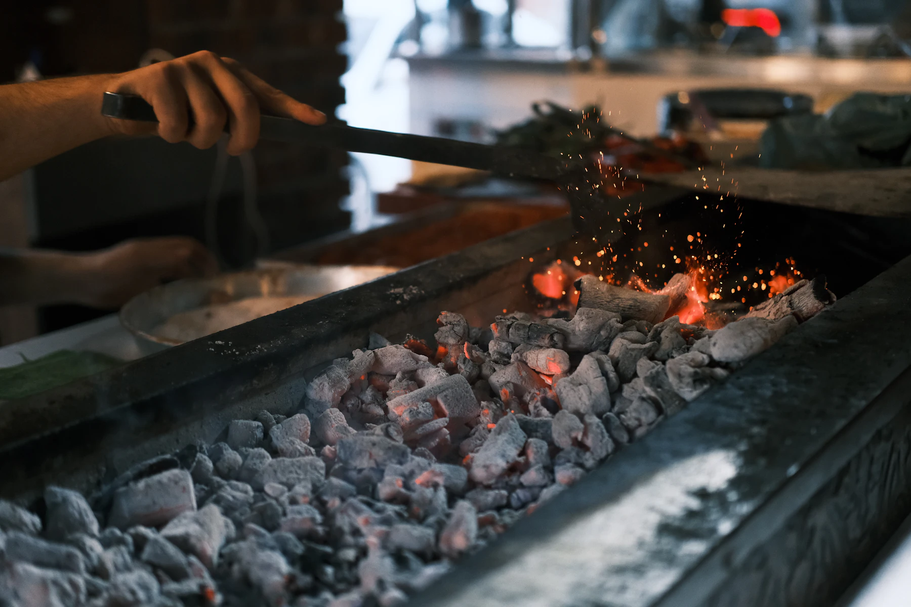 Glühende Kohlen unter einem Grillrost