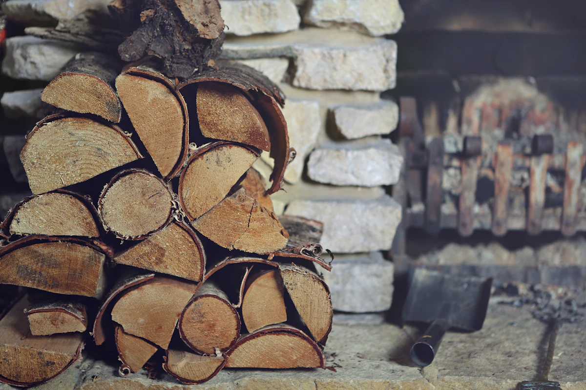 Gestapeltes Feuerholz neben einer Feuerstelle