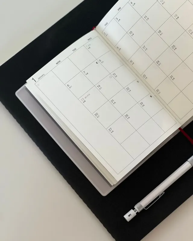 Symbolbild: Aufgeschlagener Terminkalender mit Stift